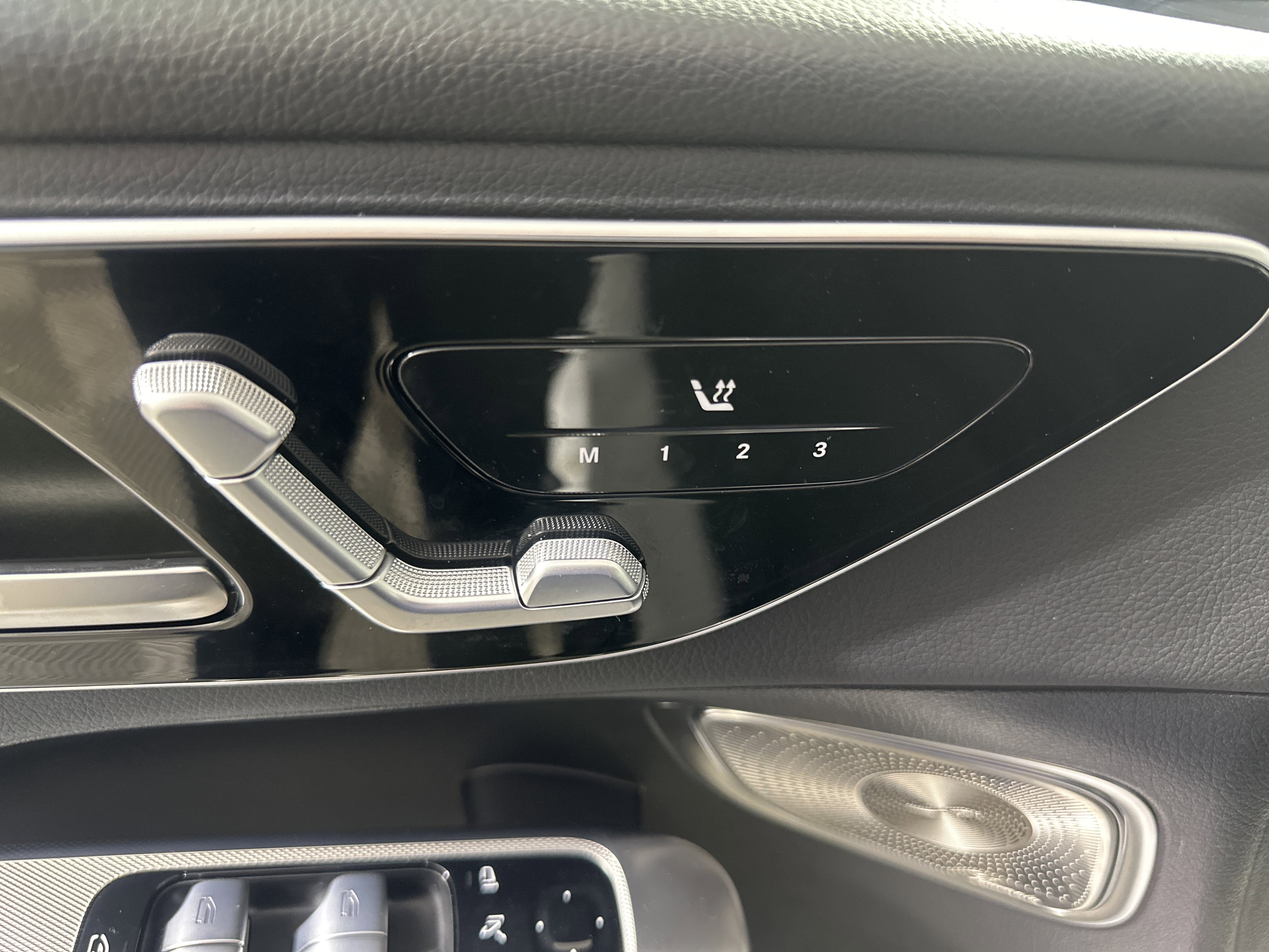 Used 2025 White Mercedes-Benz GLC 300 image 10
