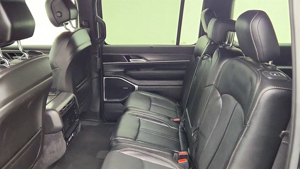 Used 2023 Diamond Black Crystal Pearlcoat Jeep Series III 4x4 w/ Convenience Group & Quadra-Lift Suspension image 20