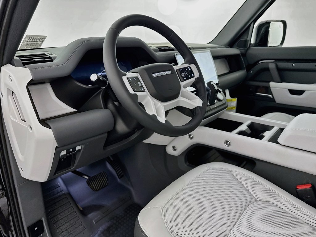 New 2026 Santorini Black Land Rover X-Dynamic SE image 9