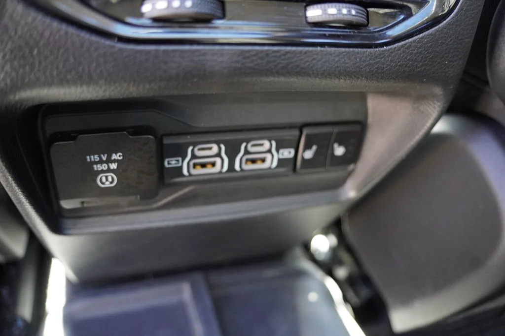 Used 2024 Midnight Sky Jeep Limited image 4