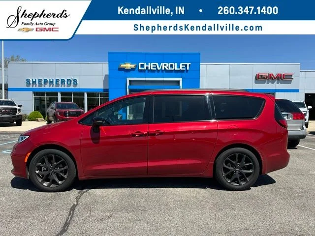 2025 Chrysler Pacifica Limited's photo