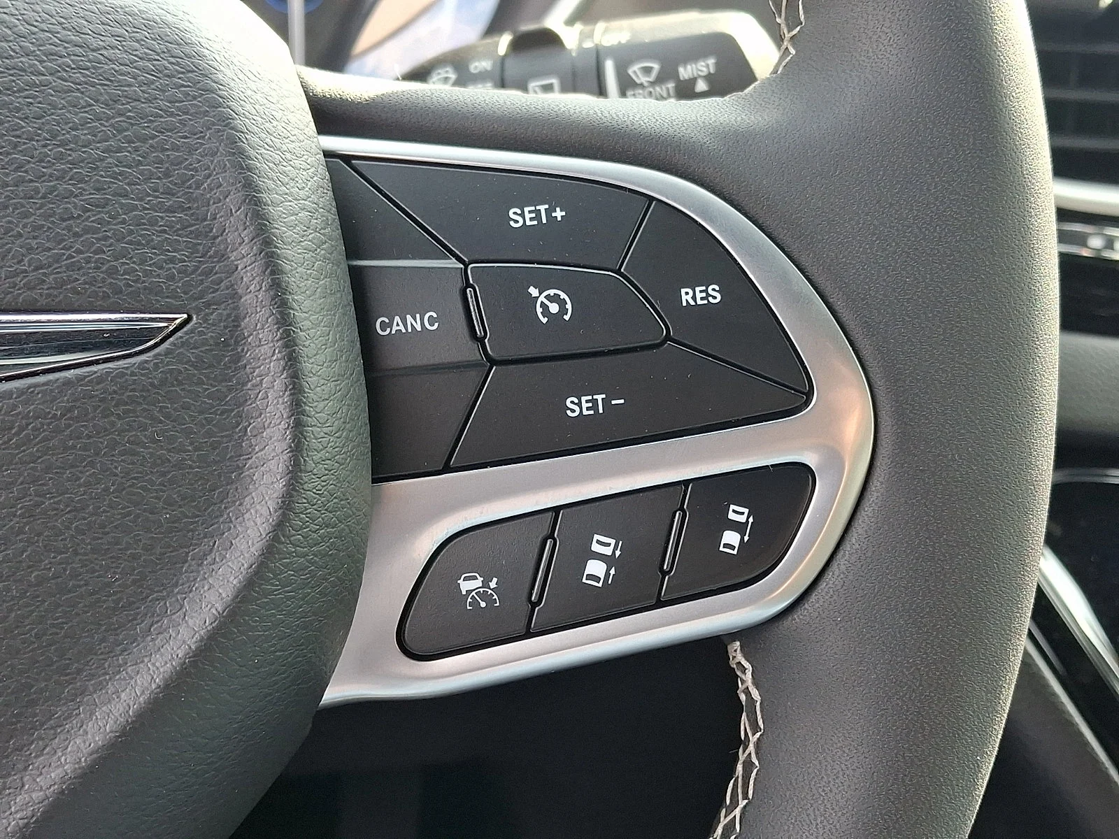 Used 2025 White Chrysler Select image 21