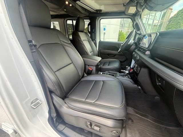 New 2026 Bright White Clear-Coat Exterior Paint Jeep Sahara image 28
