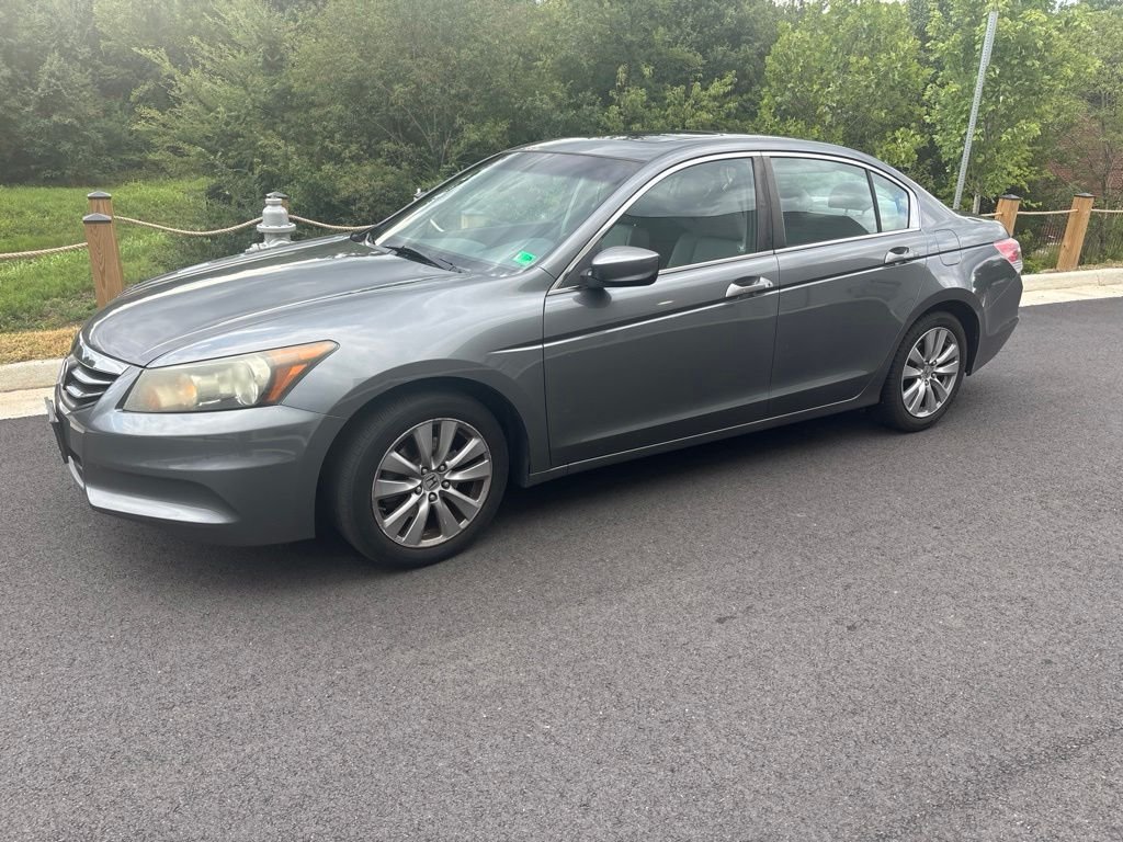 Used 2011 Polished Metal Metallic Honda EX-L image 2