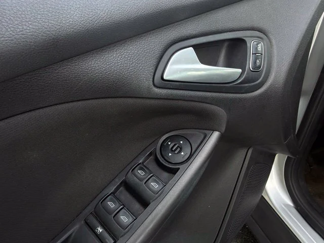 Used 2015 Silver Ford SE image 11