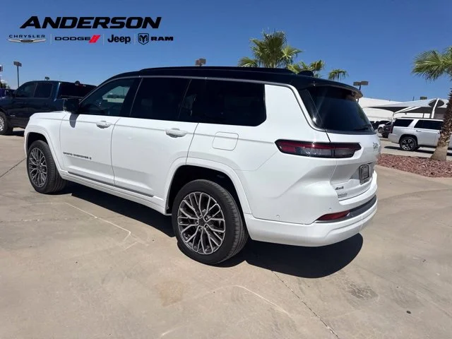 New 2027 White/off-white Jeep Summit image 3