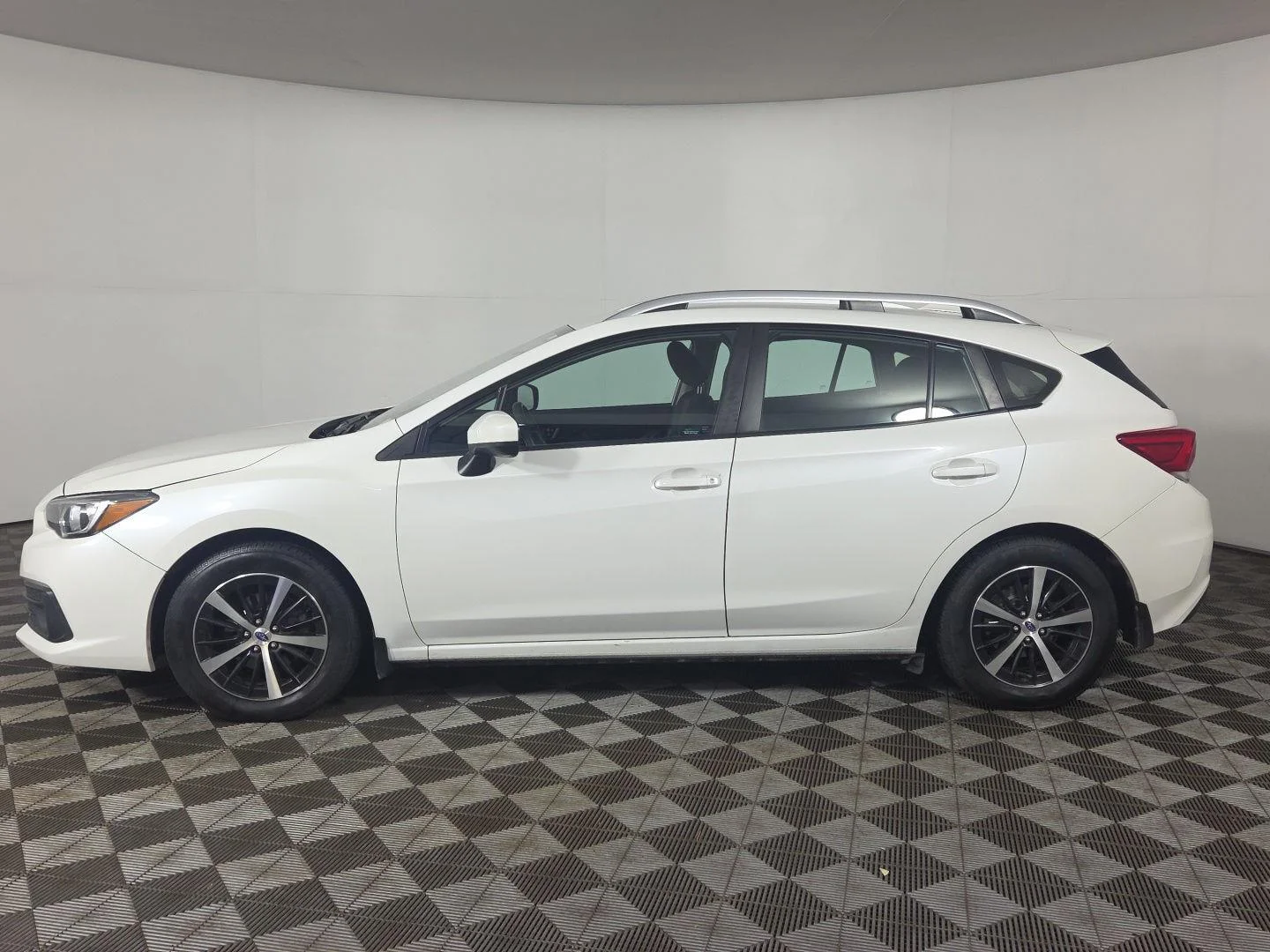 Used 2022 Crystal White Pearl Subaru Premium image 9