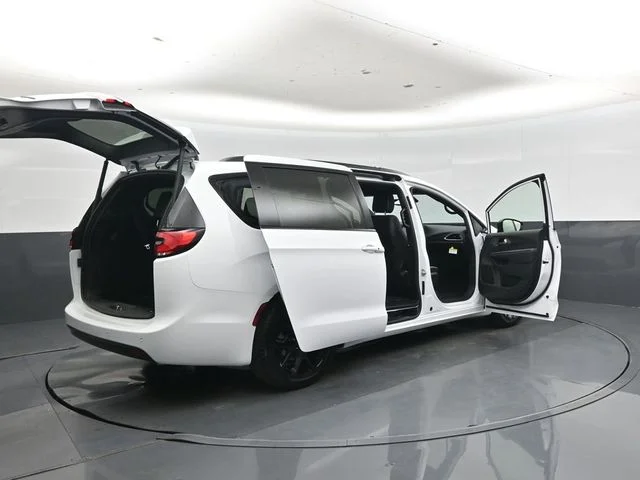 New 2027 Bright White Clear-Coat Exterior Paint Chrysler Limited image 47