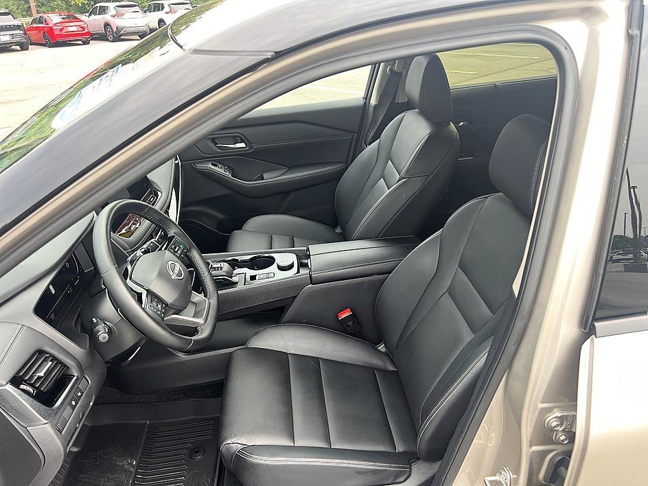 Used 2025 Champagne Silver Metallic/Super Black Nissan SL image 13