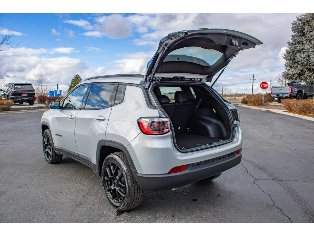 New 2026 Silver Zynith Metallic Clearcoat Jeep Latitude Altitude image 7