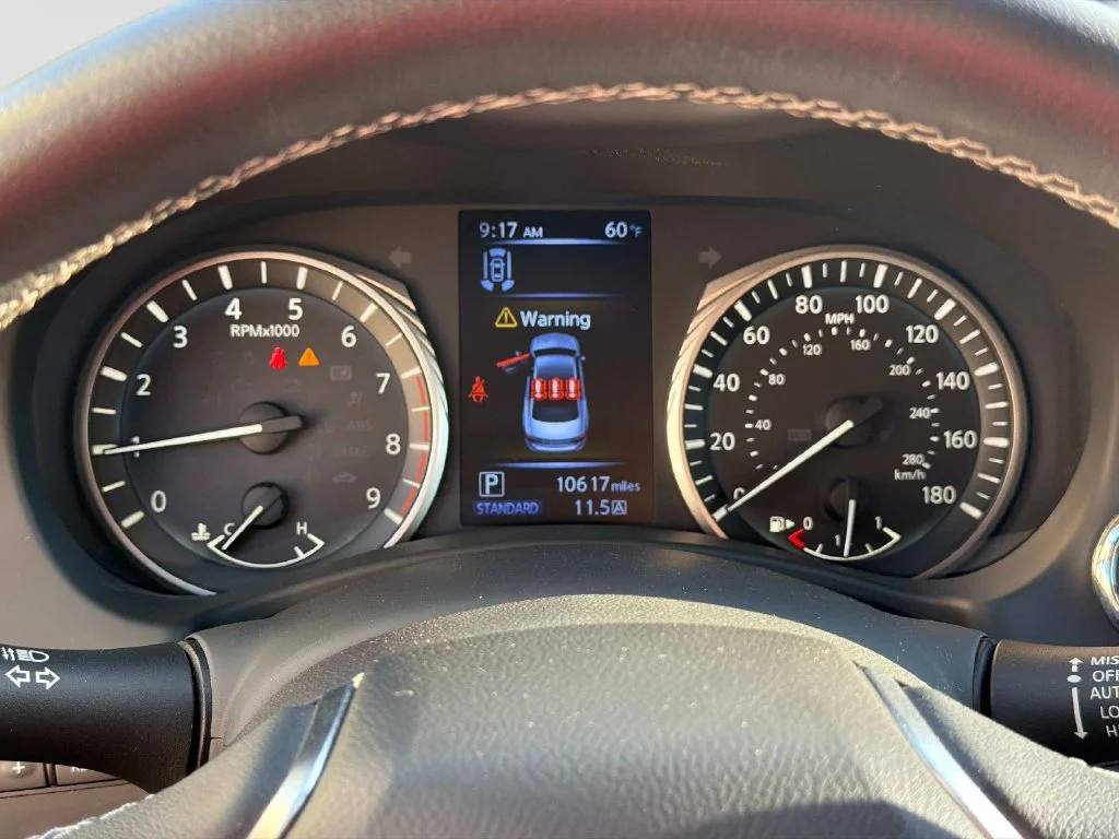 Used 2023 White INFINITI LUXE image 30