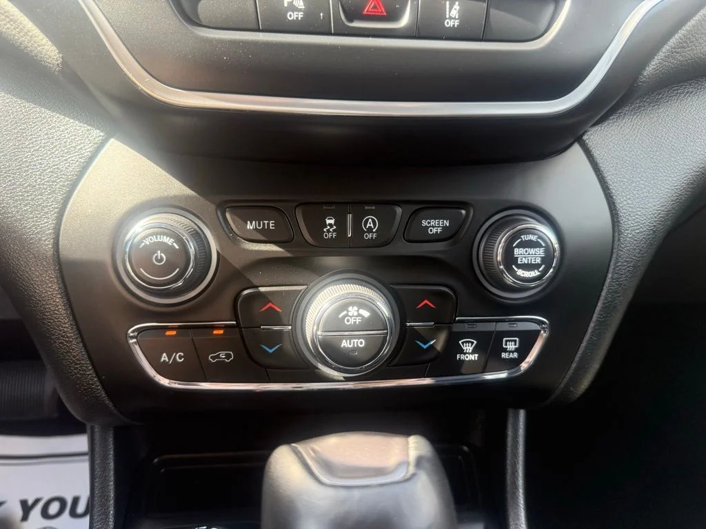 Used 2022 Gray Jeep Latitude Lux image 19