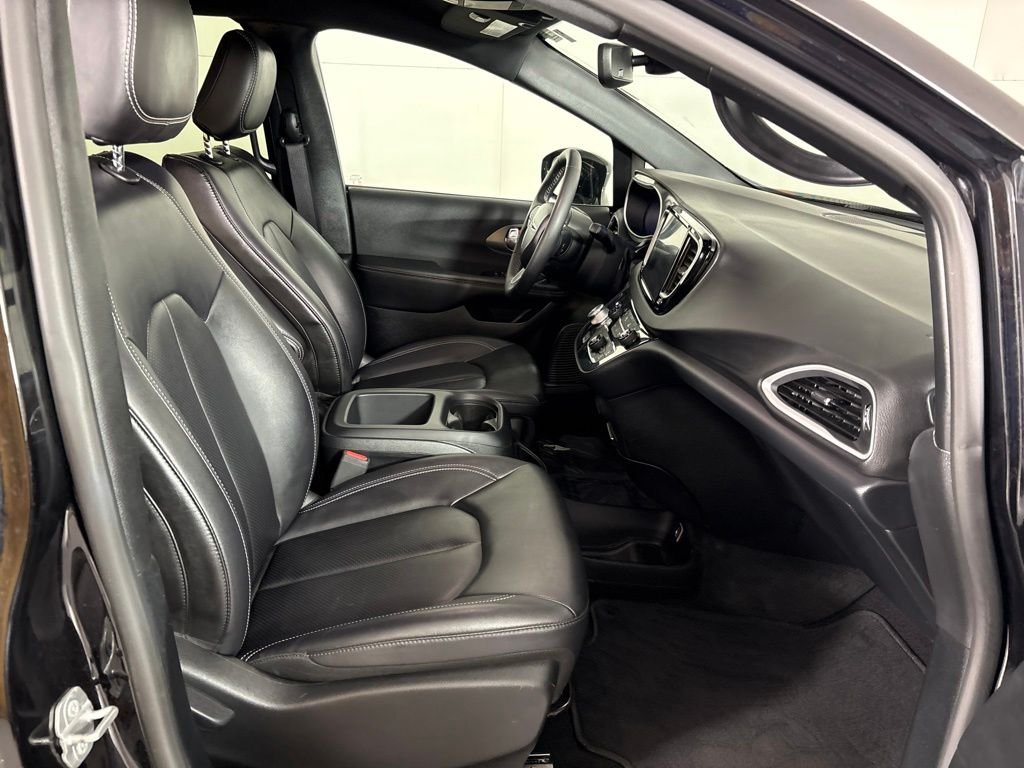 Used 2025 Black Chrysler Select image 16