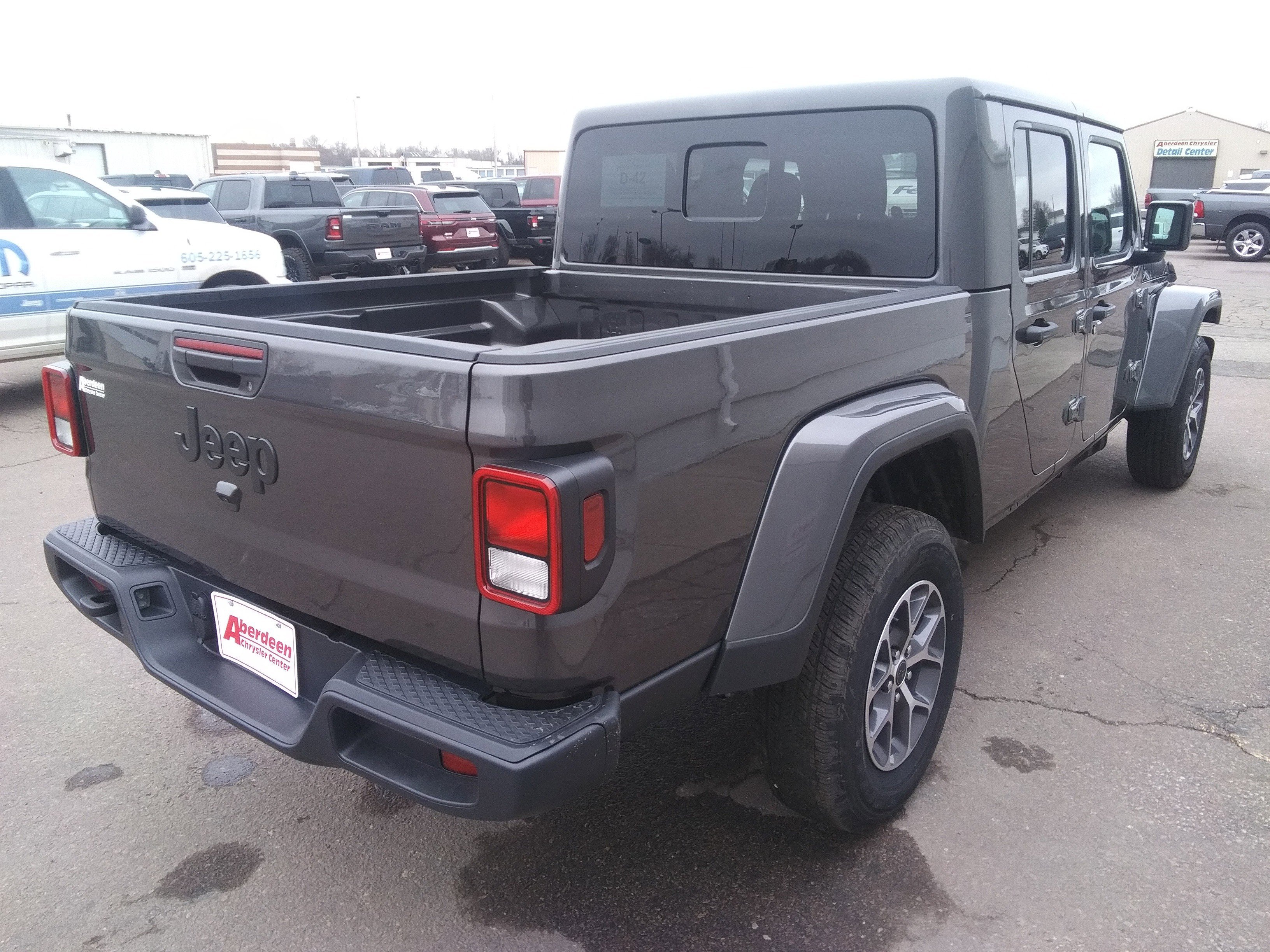 New 2026 Granite Crystal Metallic Clear-Coat Exterior Paint Jeep Sport S image 5