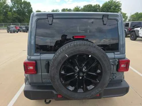 Used 2025 Anvil Clearcoat Jeep Sahara image 5