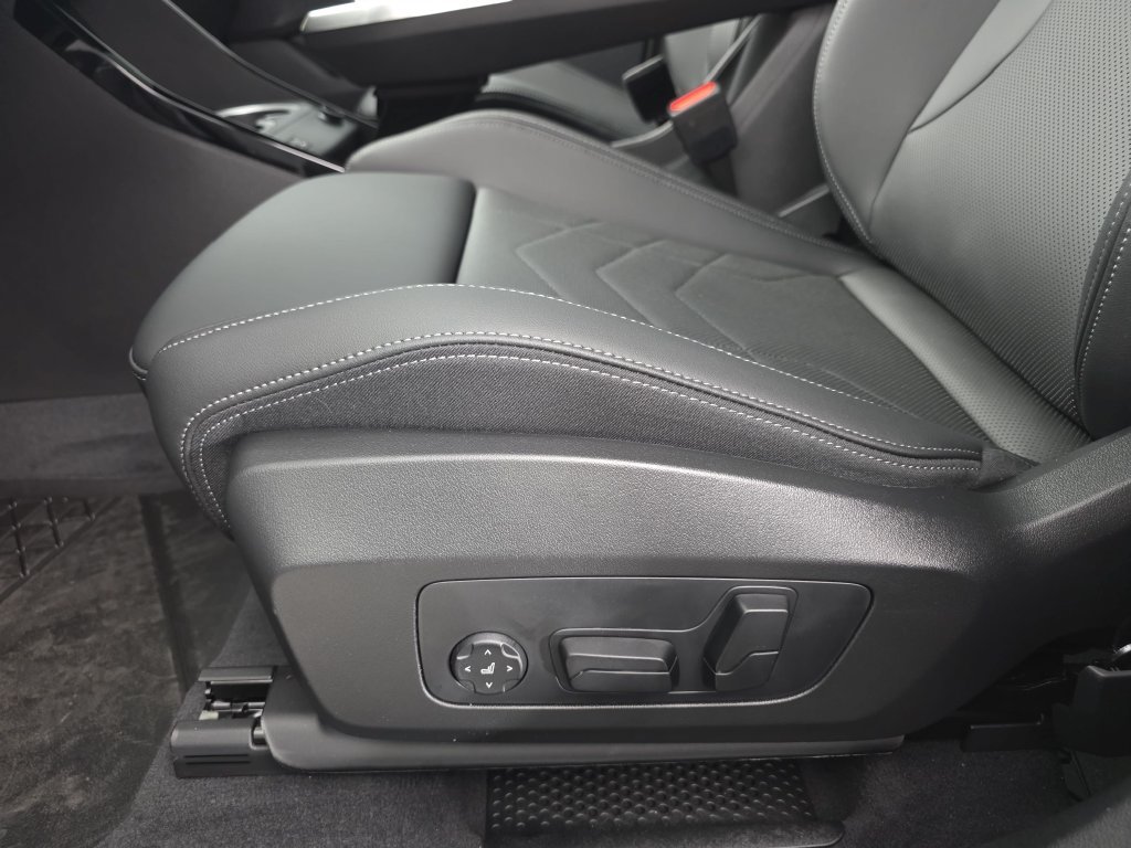 New 2026 Space Silver Metallic BMW xDrive28i image 28