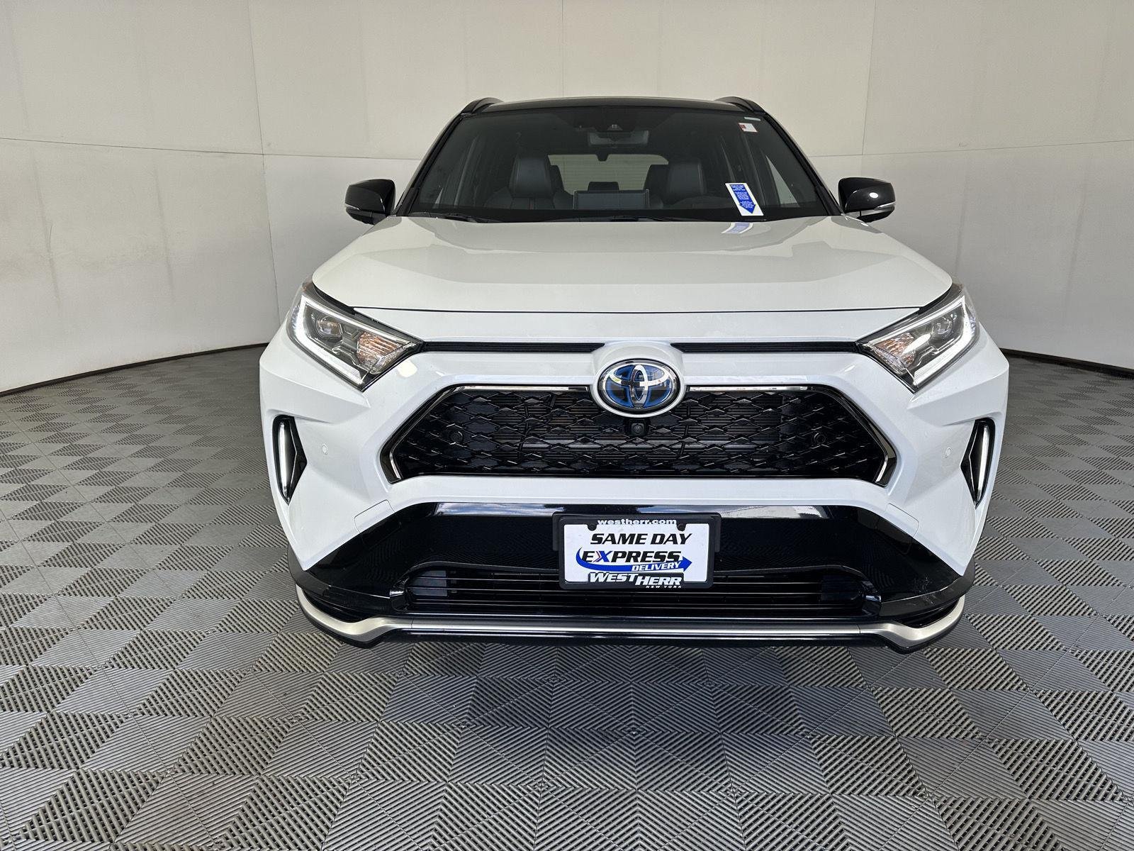 Used 2021 Blizzard Pearl w/Midnight Black Metallic Roof Toyota XSE image 16