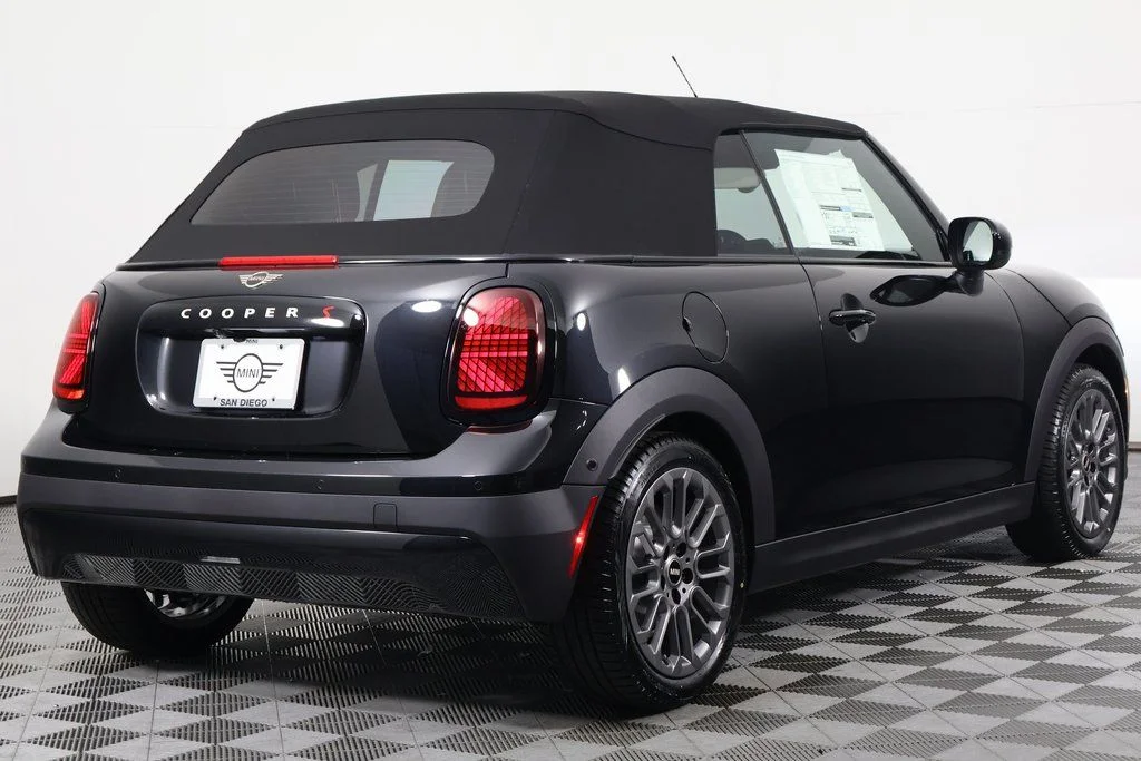 New 2026 Midnight Black MINI Signature Plus image 2