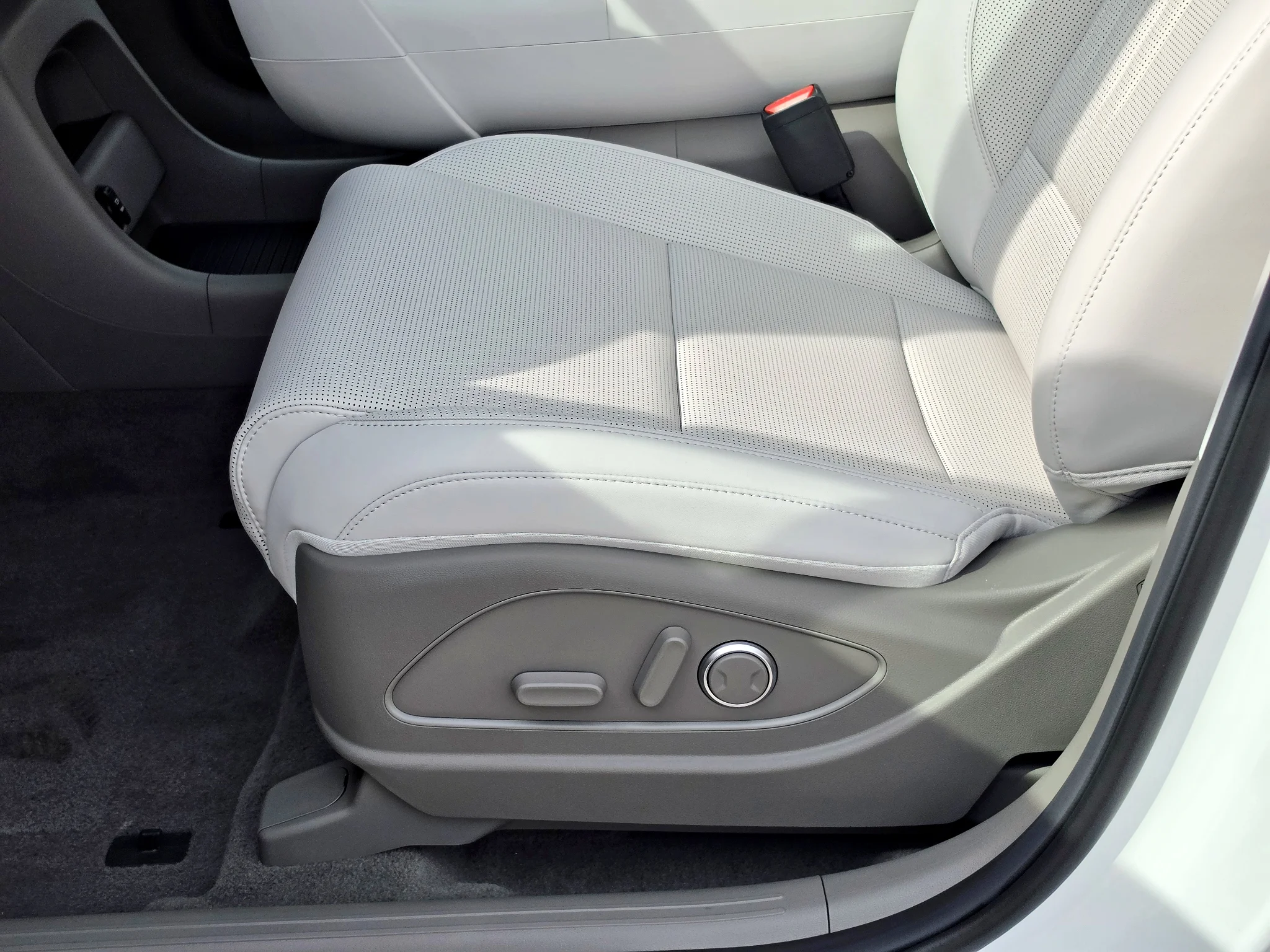 New 2027 Creamy White Pearl Hyundai SEL 7P image 21