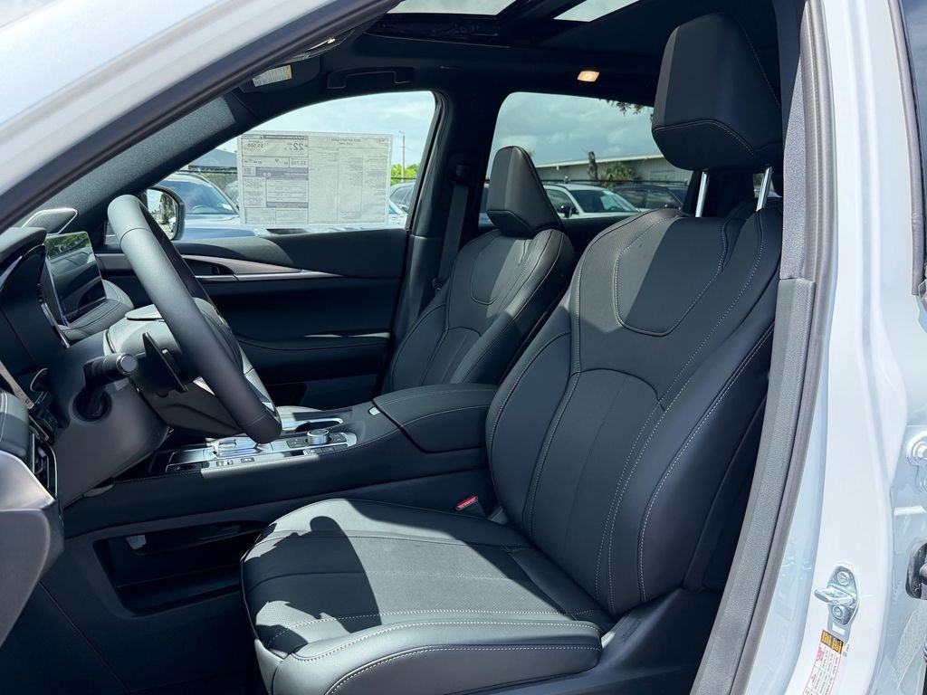 New 2027 RADIANT WHITE INFINITI Luxe AWD image 9