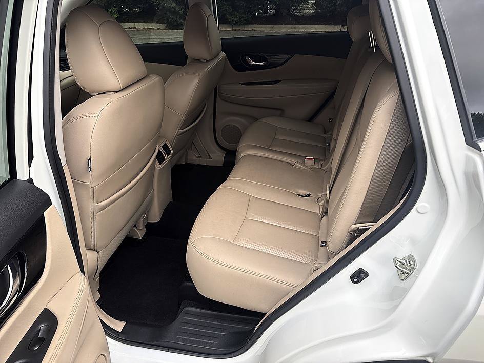 Used 2020 Pearl White Tricoat Nissan SL image 12