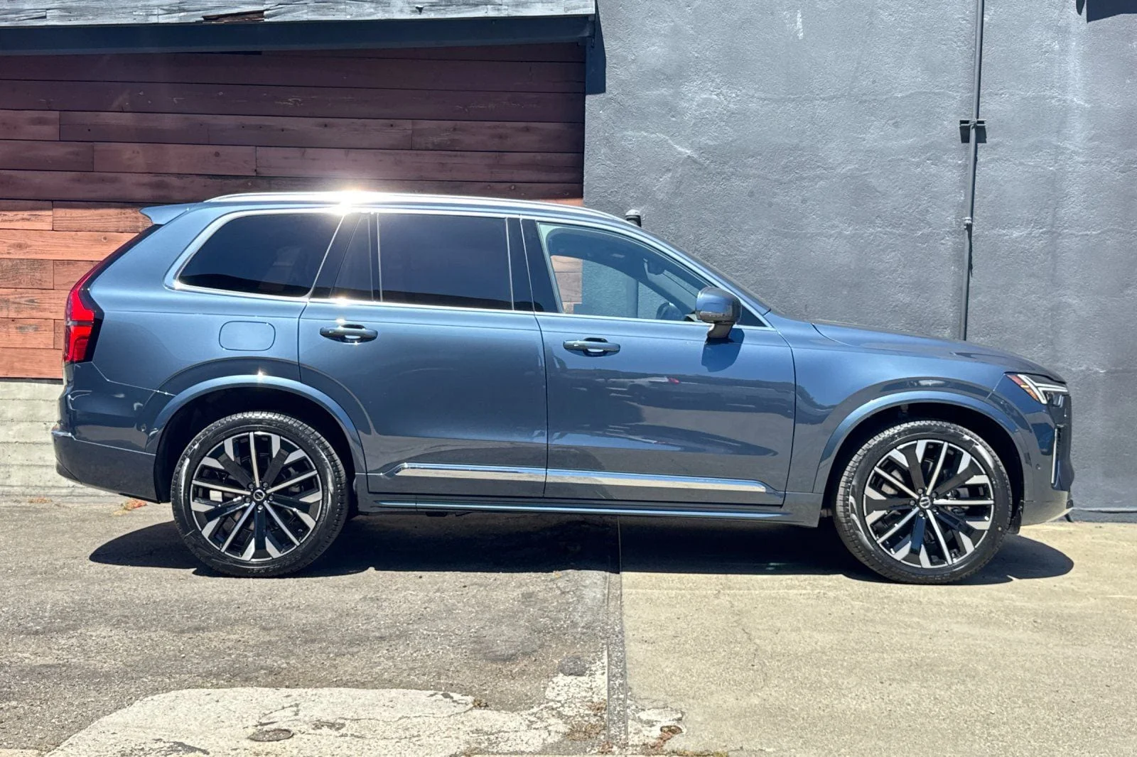 New 2026 Denim Blue Volvo T8 Plus 7-Seater image 8
