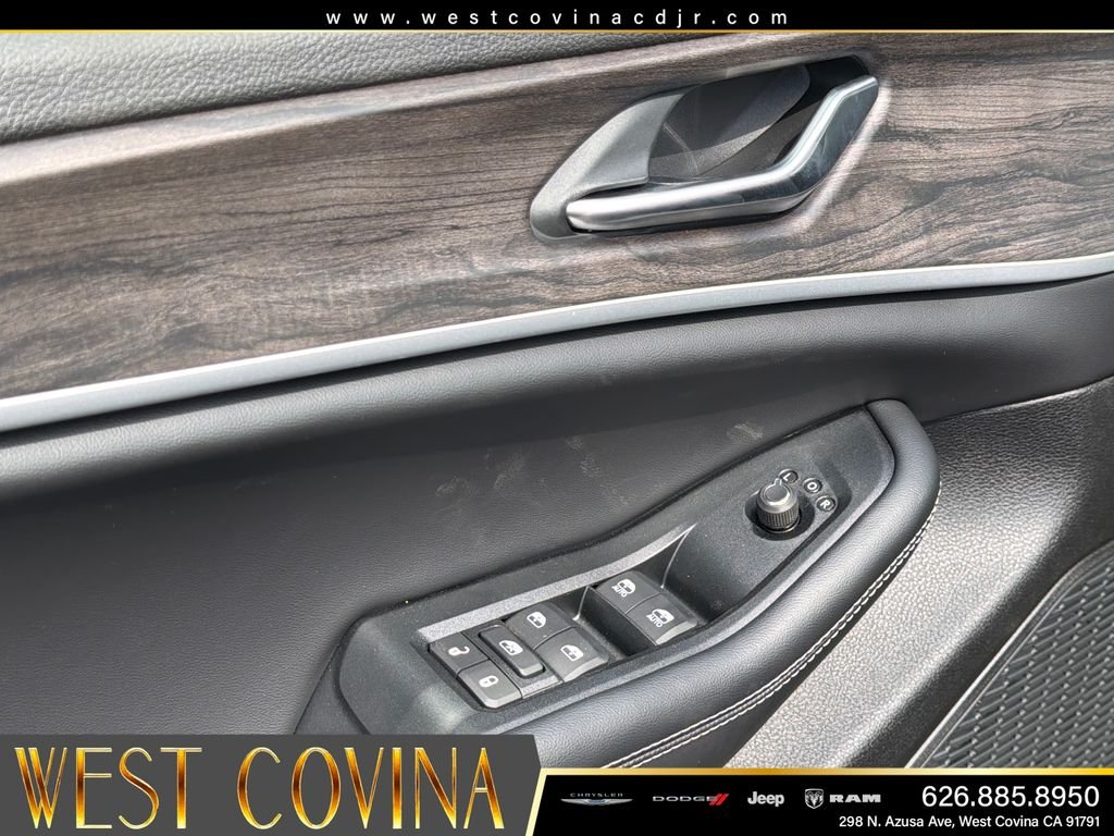 New 2026 Diamond Black Crystal Pearl-Coat Exterior Paint Jeep Altitude image 11