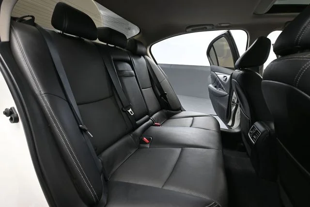Certified Used 2024 White INFINITI LUXE image 34