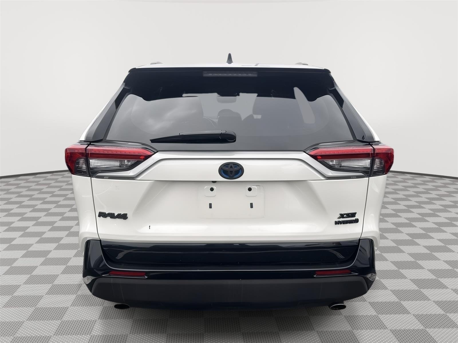 Used 2020 Blizzard Pearl w/Midnight Black Metallic Roof Toyota Hybrid XSE image 16