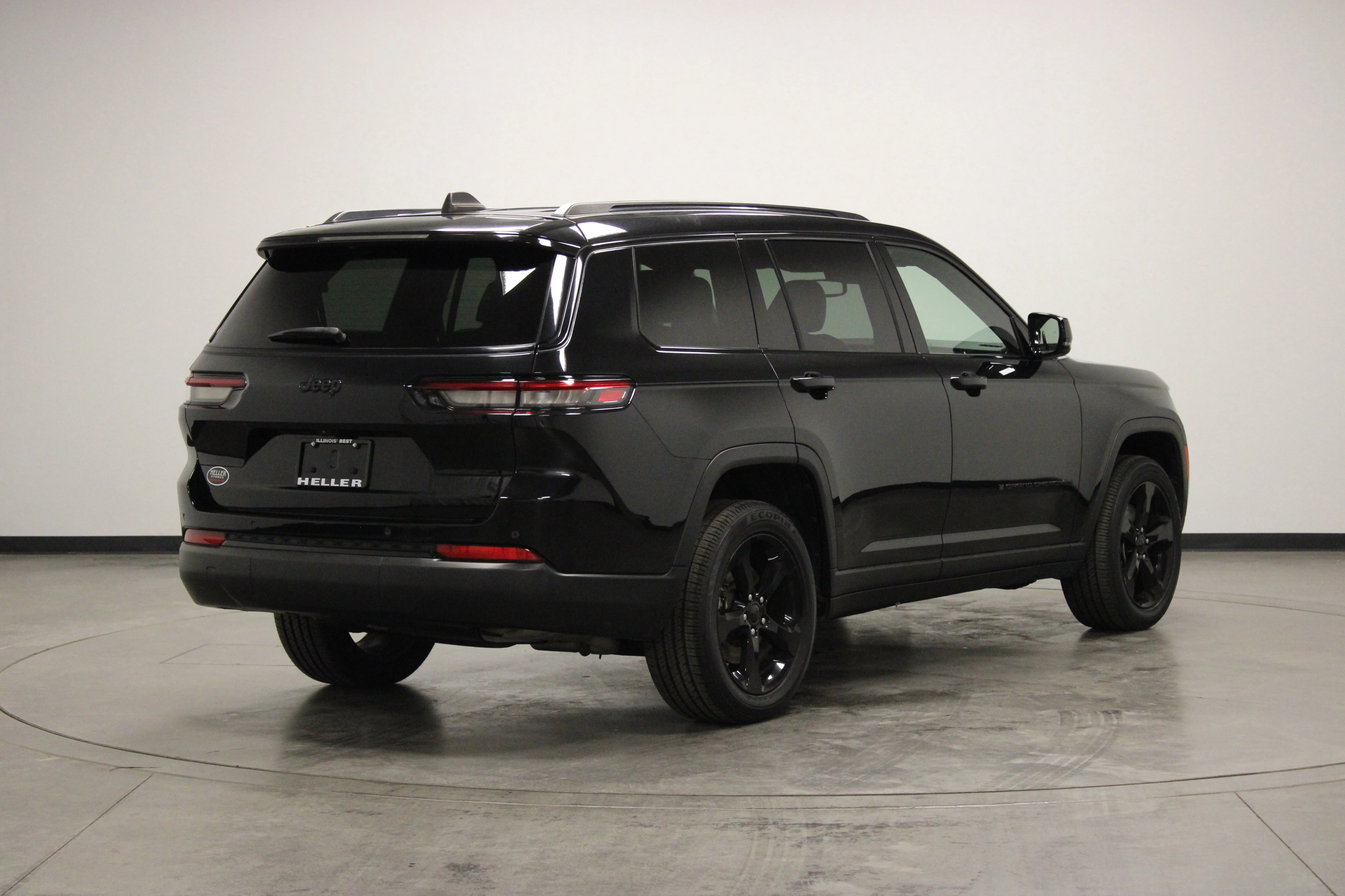 Used 2023 Diamond Black Crystal Pearlcoat Jeep Altitude image 8
