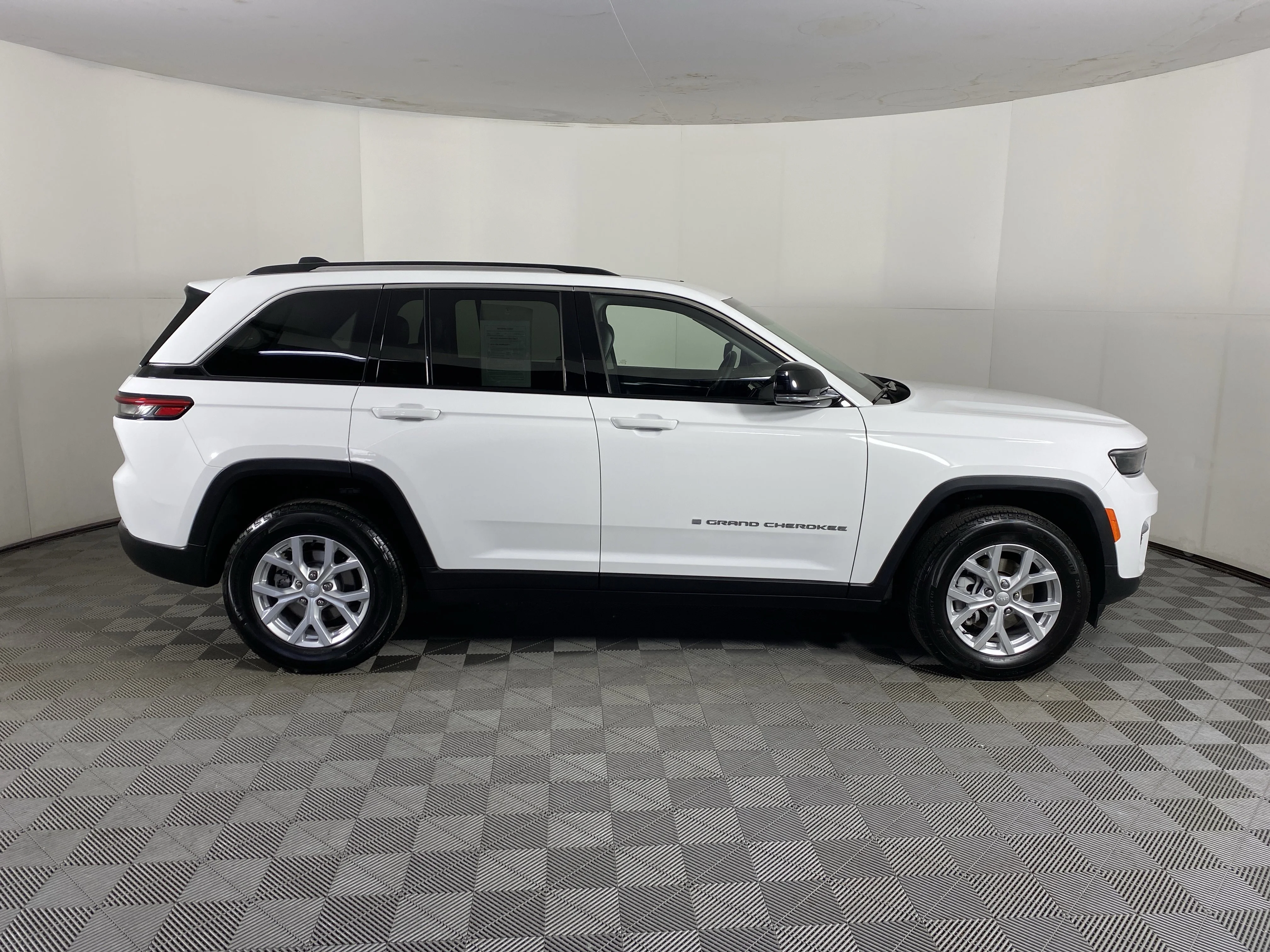 Used 2023 Bright White Clearcoat Jeep Limited image 8
