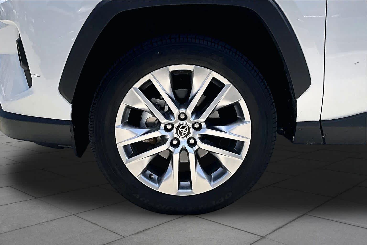 Used 2025 Wind Chill Pearl Toyota XLE Premium image 11