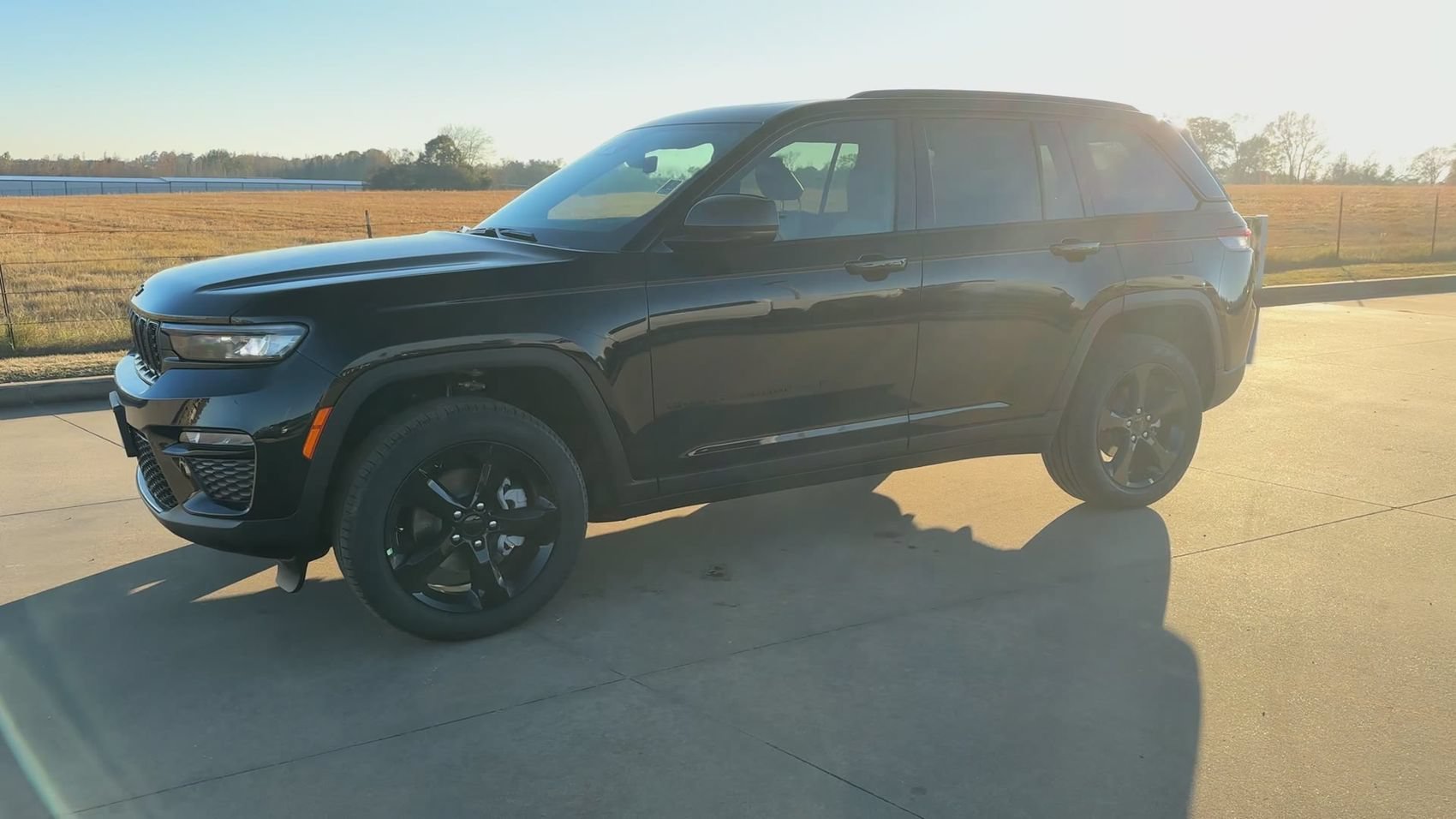 New 2025 Diamond Black Crystal Pearlcoat Jeep Limited image 5