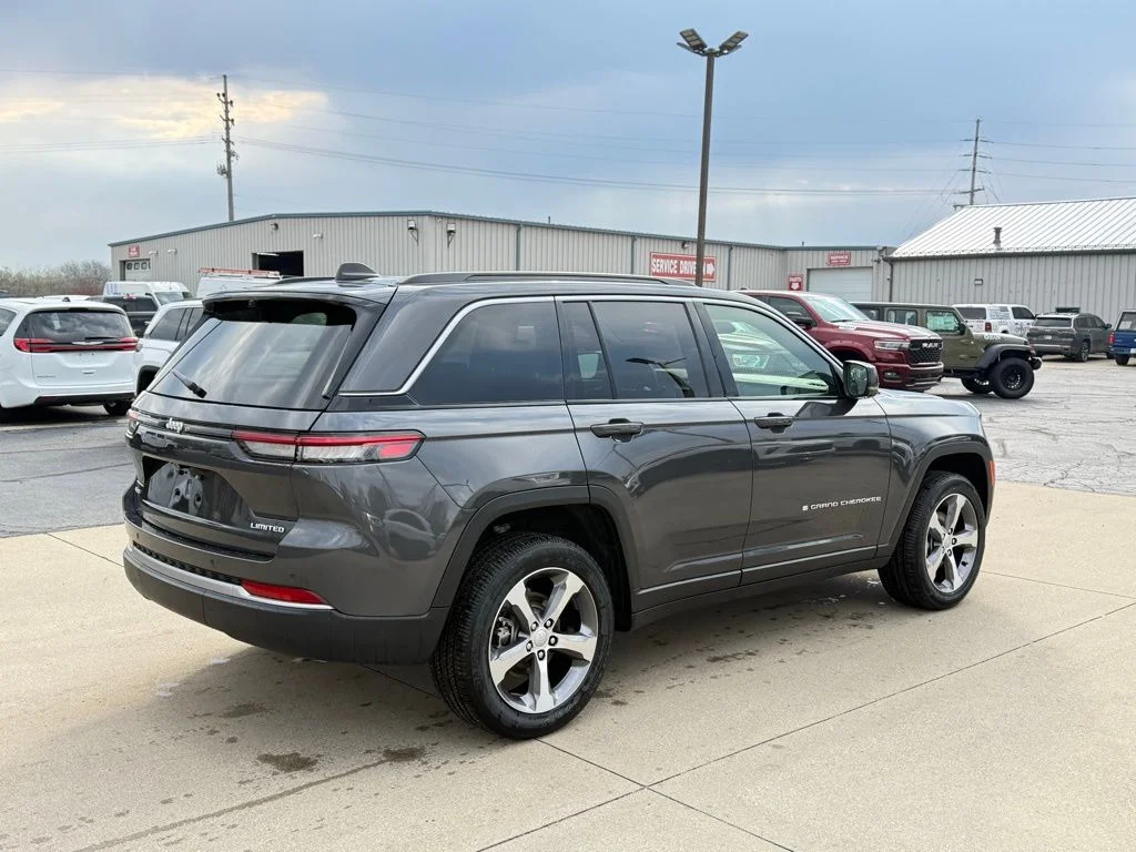 New 2026 Baltic Gray Metallic Clear-Coat Exterior Paint Jeep Limited image 7