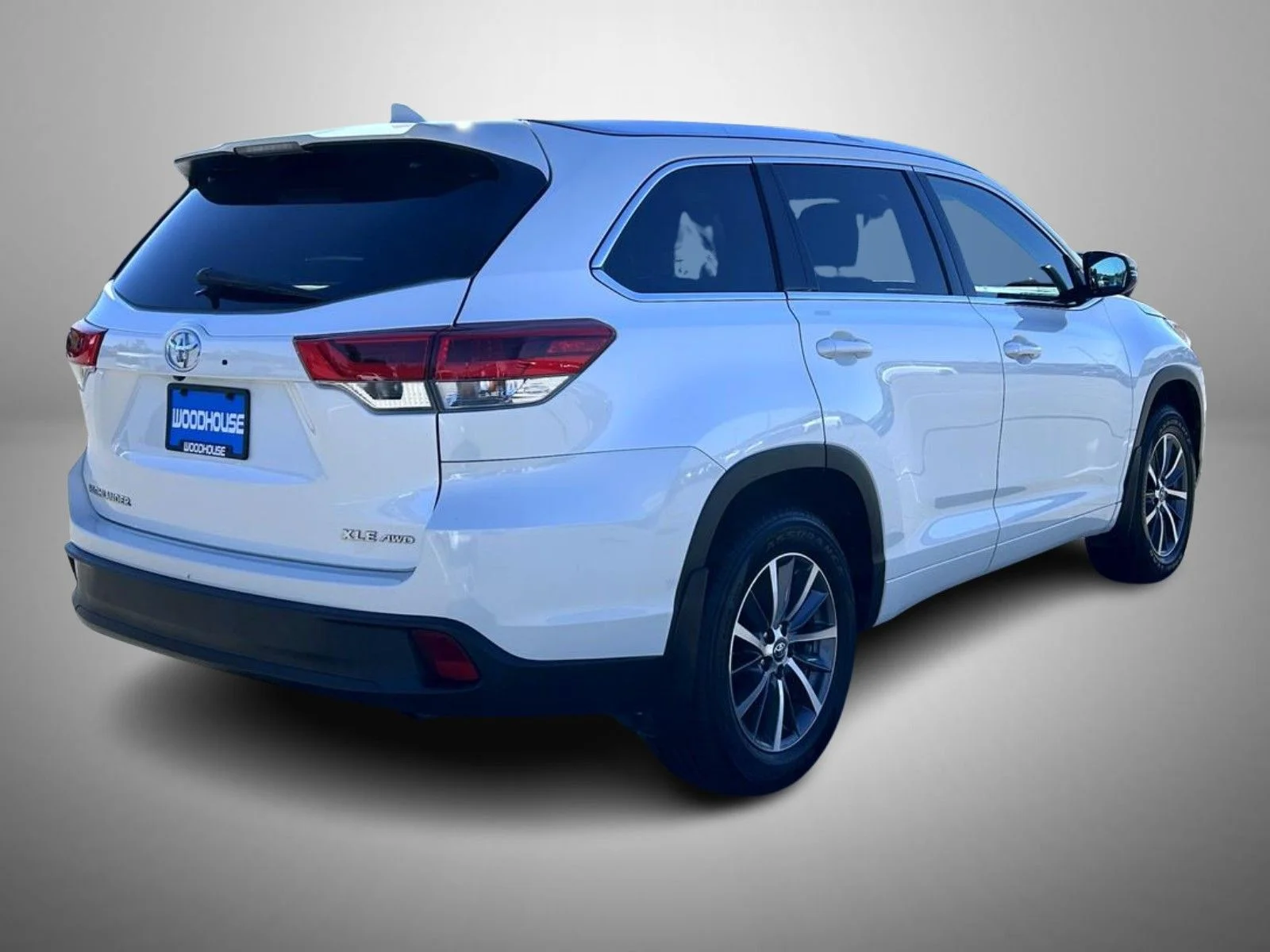 Used 2017 White Toyota XLE image 5