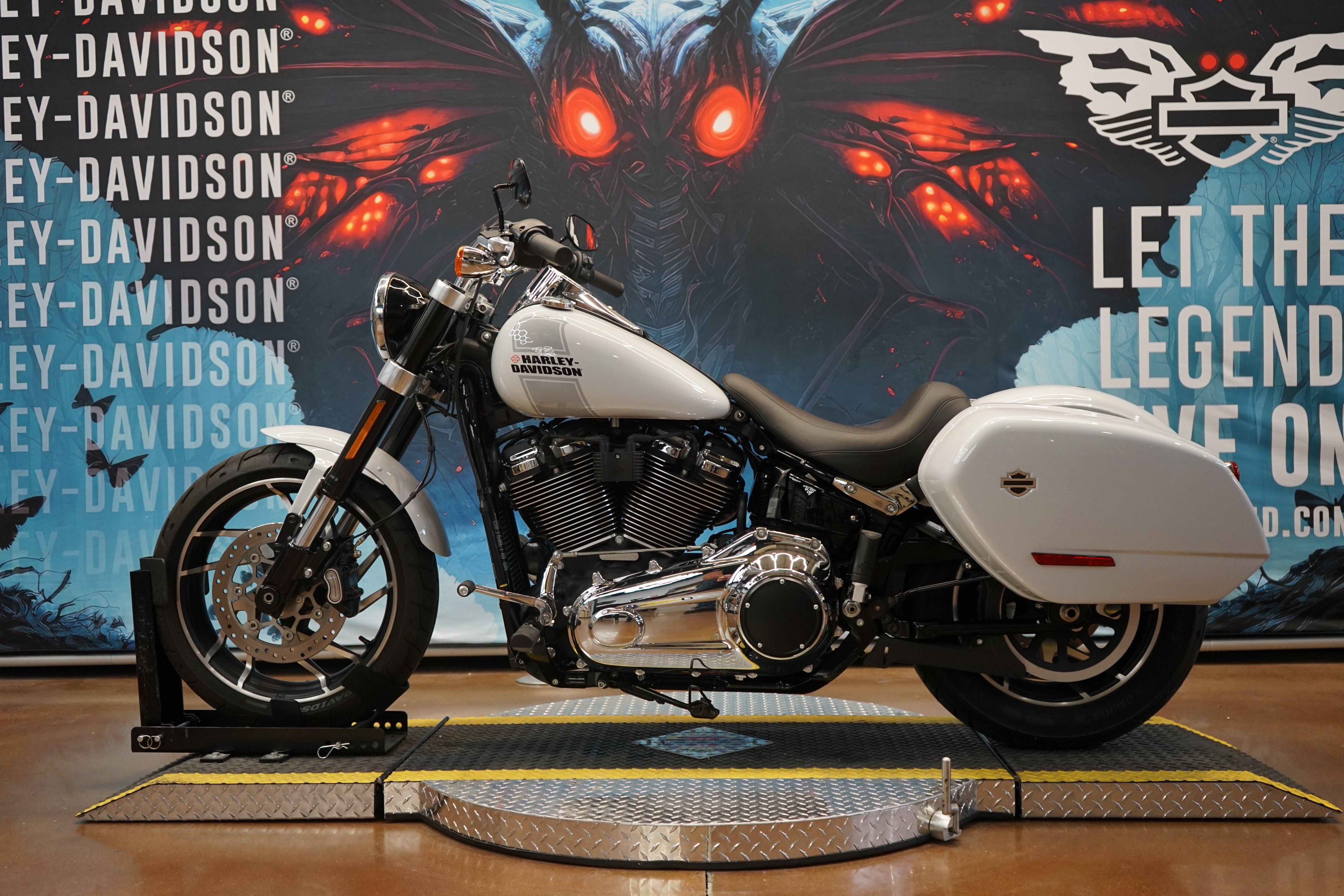 Used 2021 Stone Washed White Pearl Harley-Davidson  image 6