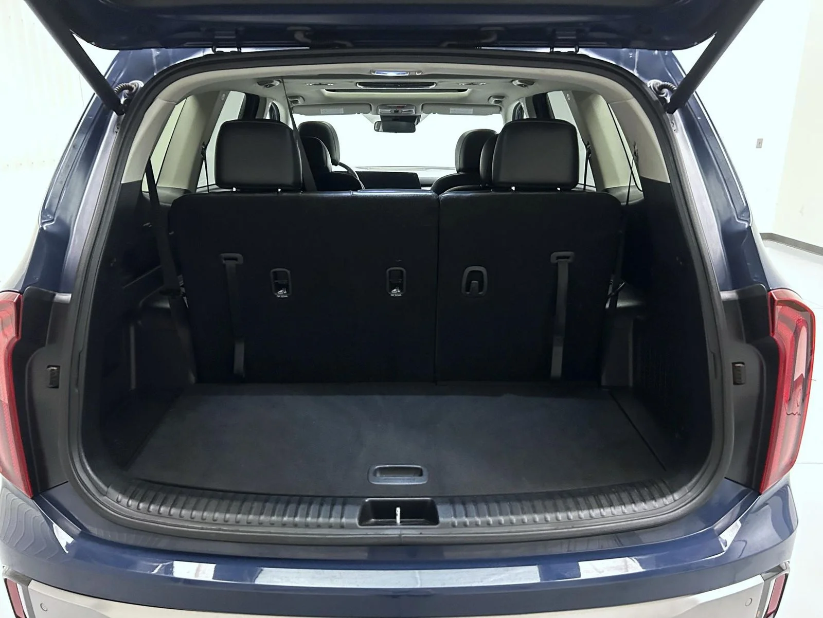 Used 2025 Black Kia S image 22