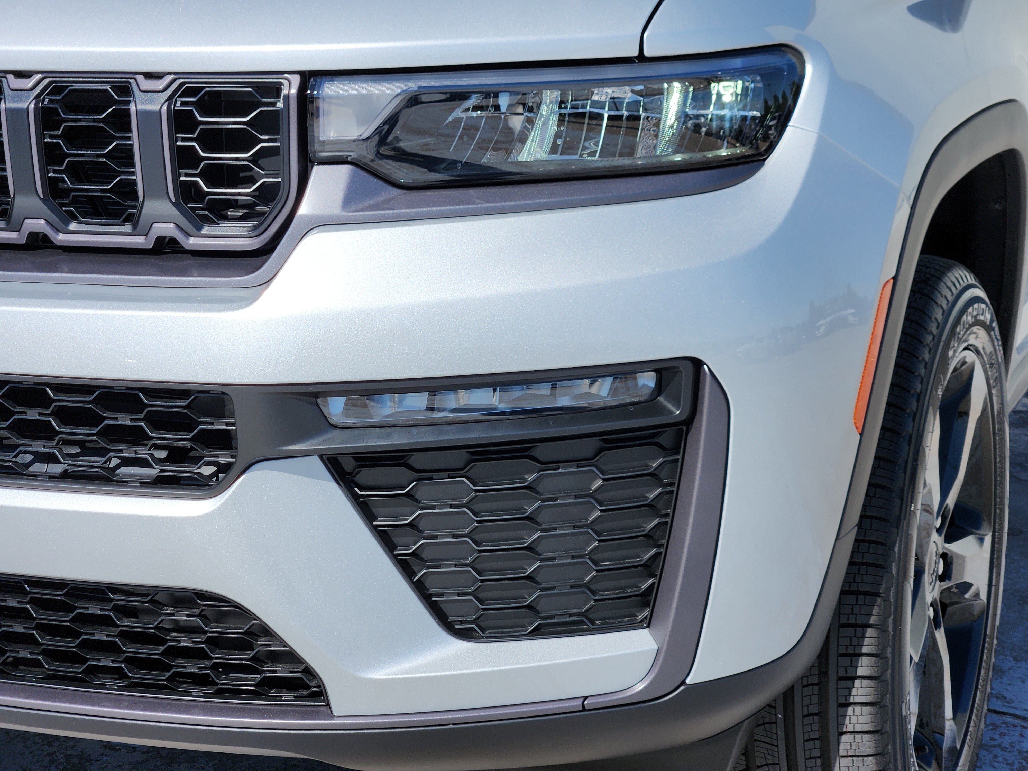 New 2026 Silver Zynith Exterior Paint Jeep Limited image 6