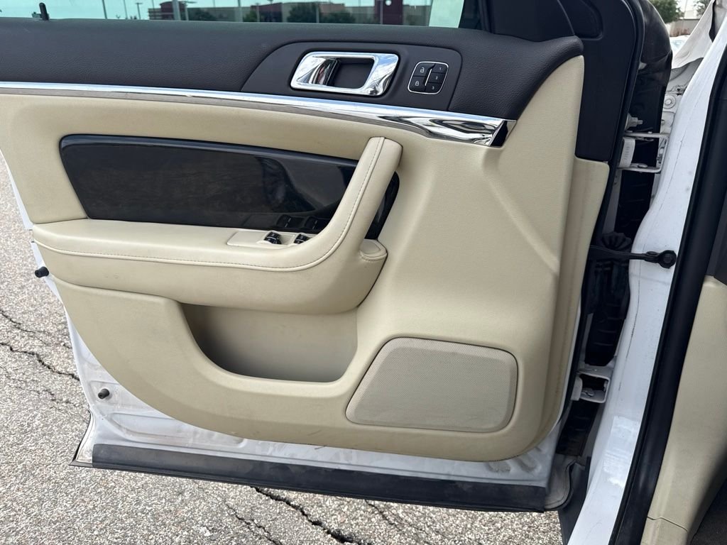 Used 2013 White Lincoln Premium image 11