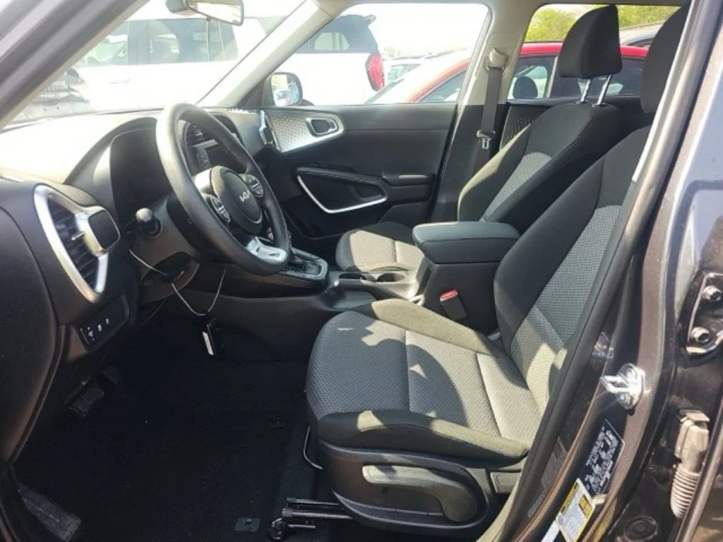 Used 2025  Kia LX image 9