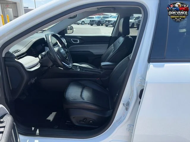 Used 2022 White Jeep Latitude Lux image 10