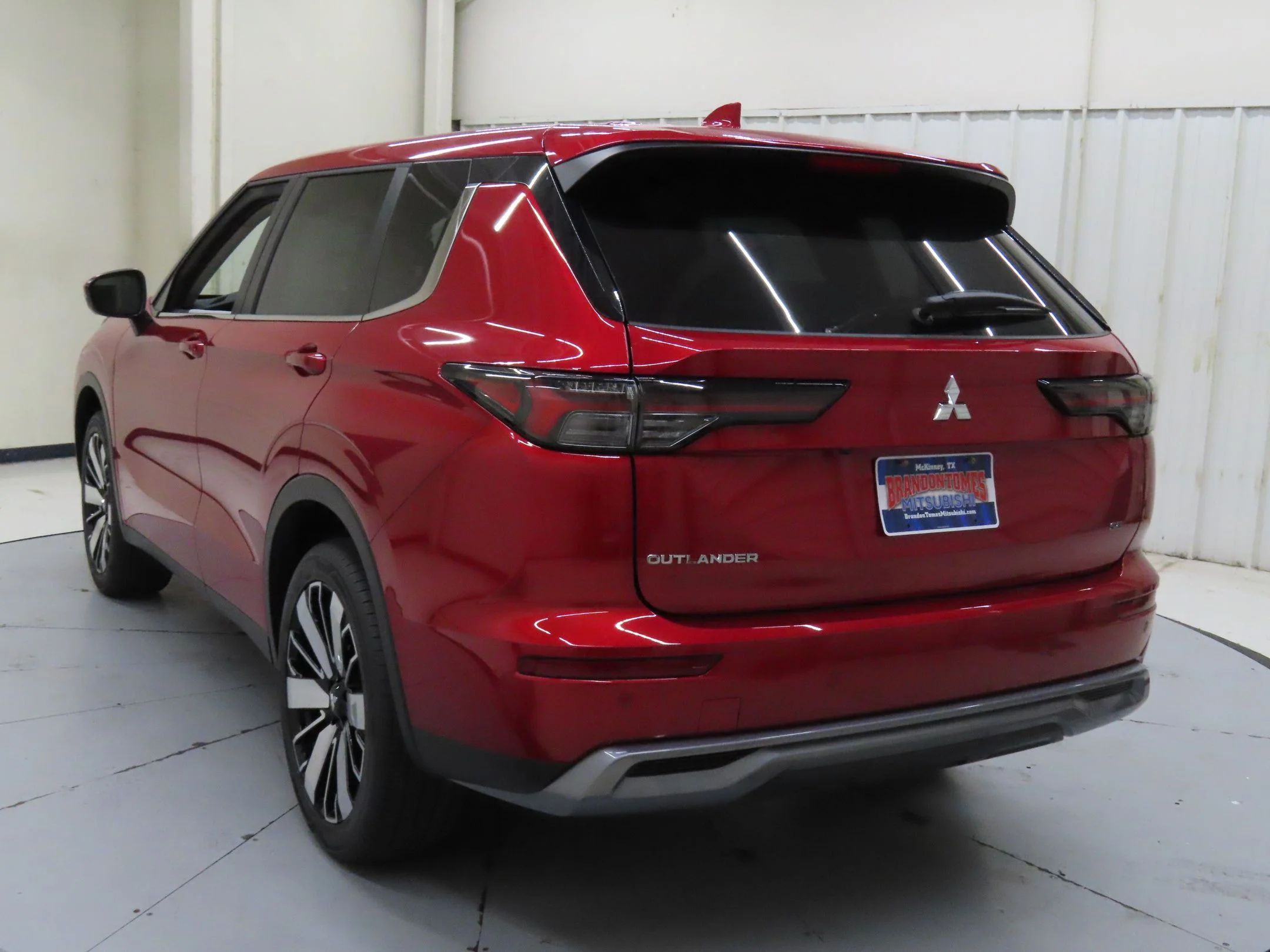 Used 2025 Red Mitsubishi SE image 6