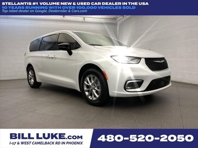 2026 Chrysler Pacifica Select's photo