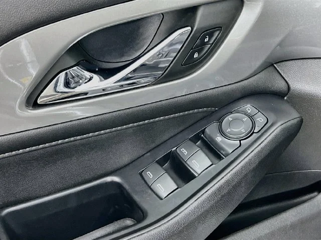 Used 2022 Silver Chevrolet 1LT image 9