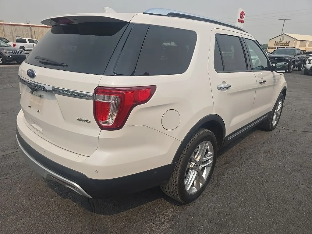Used 2016 White Platinum Clearcoat Metallic Ford Limited image 8