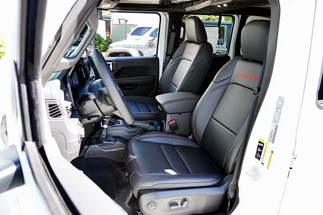 New 2026 Bright White Clear-Coat Exterior Paint Jeep Rubicon X image 19