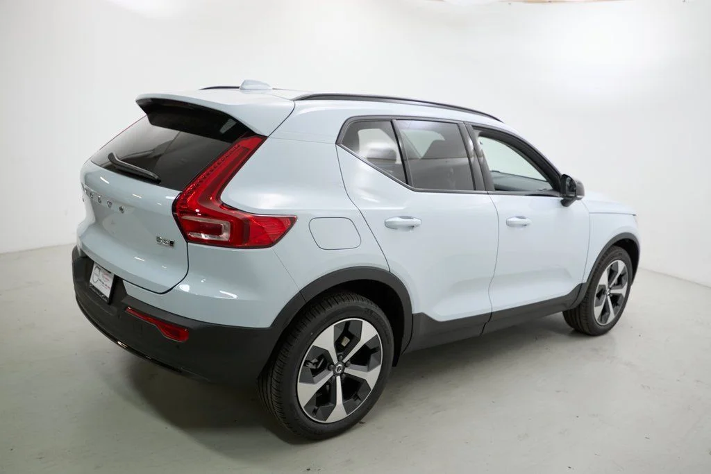 2026 Volvo XC40 Plus - Photo 9