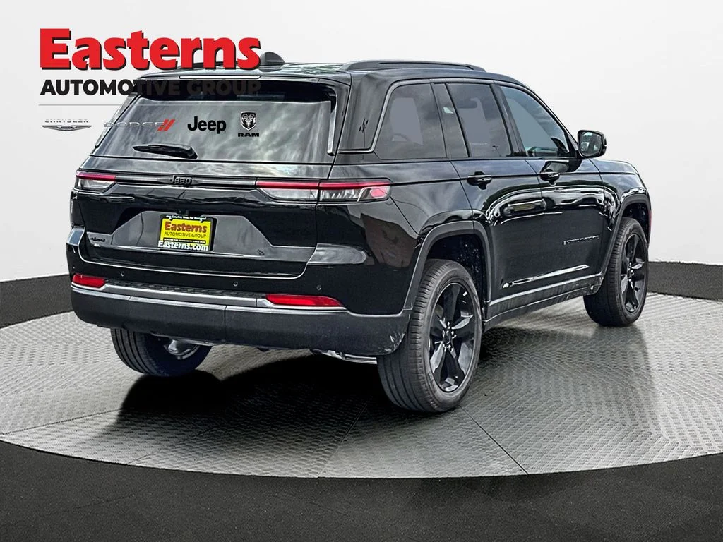 New 2026 Diamond Black Crystal Pearl-Coat Exterior Paint Jeep Limited image 7