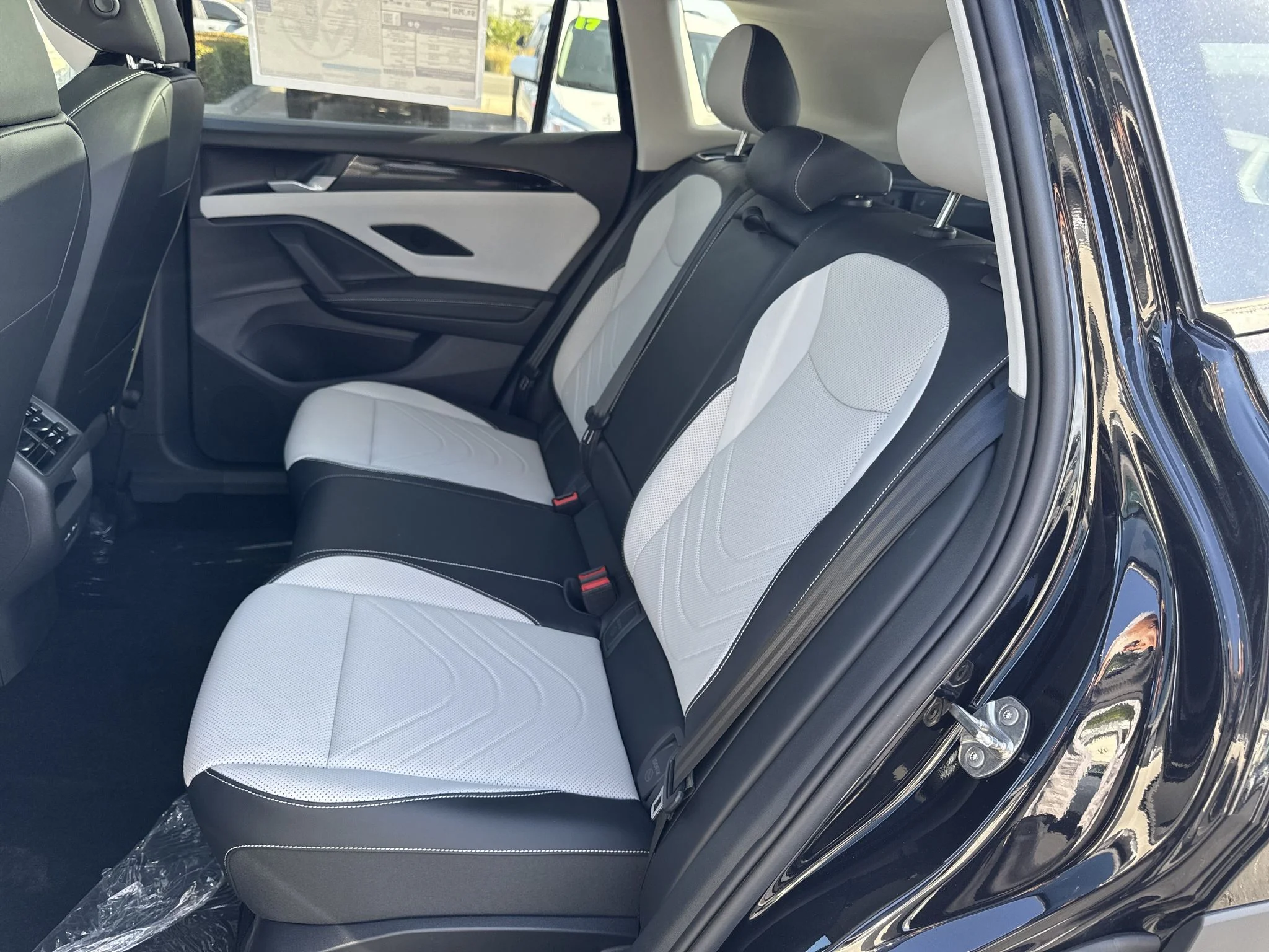 New 2026 Deep Black Pearl Volkswagen SE image 31