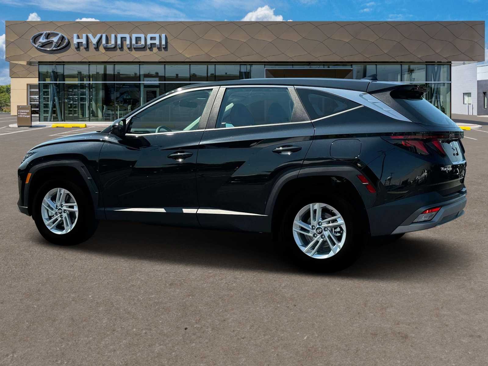 Used 2025 Phantom Black Hyundai SE image 4